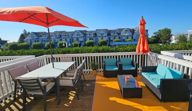 Newly Renovated Townhome located in town - walk to beach, train, & restaurants!