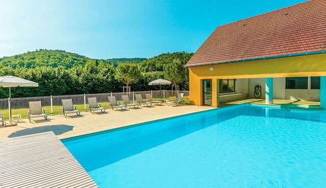 Nice apartment in villa for 4 guests with WIFI, pool, TV, terrace and pets allowed