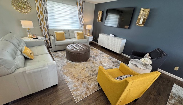 Norland Getaway, great west end location, Hot Tub-Pet friendly, Arcade!