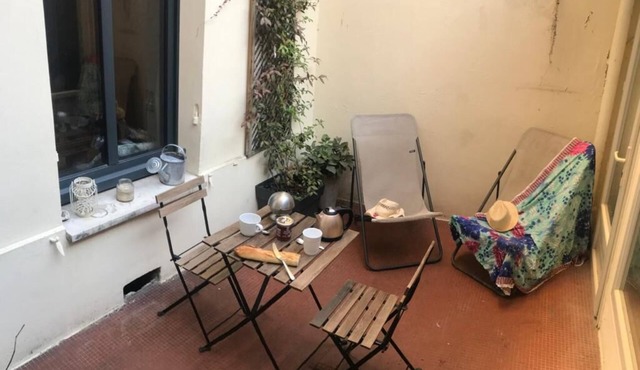 PATIO private. QUIET ground floor, in the CENTER of Bordeaux. Elegant decoration