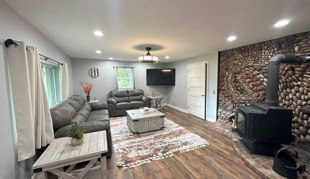 Peaceful completely renovated country home close to wedding venues and the metro