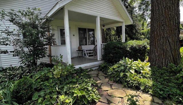 Peaceful Garden Cottage Near U of M in Ann Arbor Sleeps 4