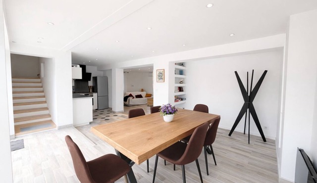 PEACEFUL HAVEN WITH SWIMMING POOL AND LARGE GARDEN SLEEPS 7