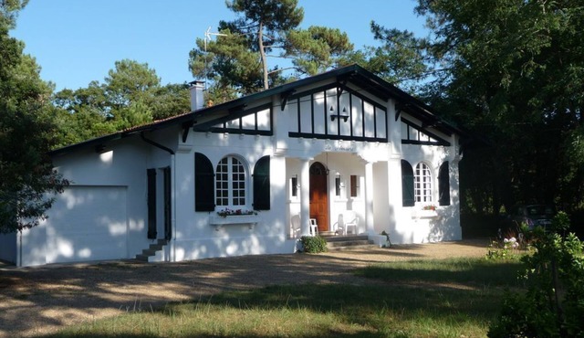 Perfect for 2 families, large garden, 10-minute walk to the beach