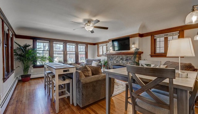 Pet-Friendly Haven: Near Parks + 5 Min to Downtown