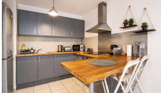 Premium 2-Bedroom Apartment - Genève Express - Train station 200 meters away on foot