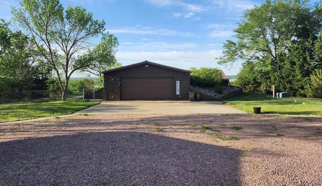 Private 3 bedroom cabin - HUGE patio with a gorgeous view of Lewis & Clark Lake