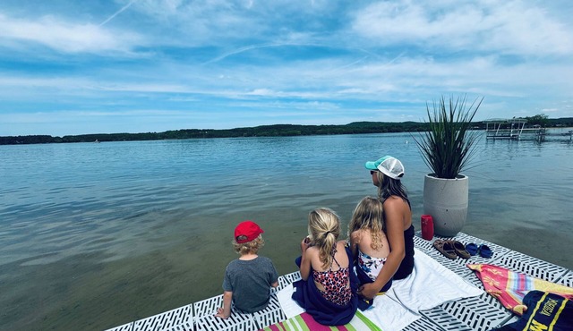 Private DOCK Lake Charlevoix/Pontoon Boat & Golf-Cart/RV Parking/Sleeps 14
