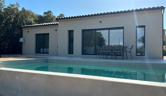 Private, fenced Provencal villa with private pool!