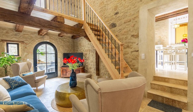 Private heated pool, walk to restaurants, markets, shops in a historic town