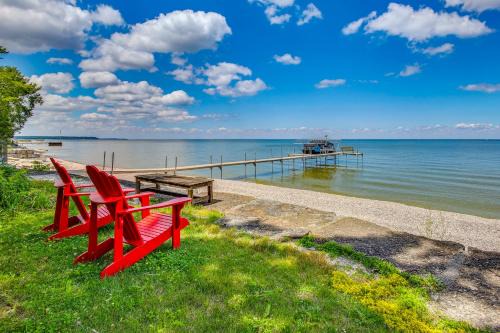 Private Shoreline & Green Bay Views! Family Home
