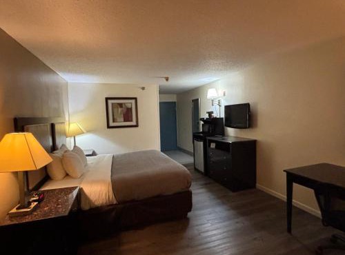 Quality Inn & Suites Woodstock near Lake Geneva