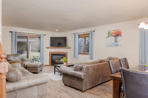 Quiet 3 Bedroom - Minutes from Airport and Mall