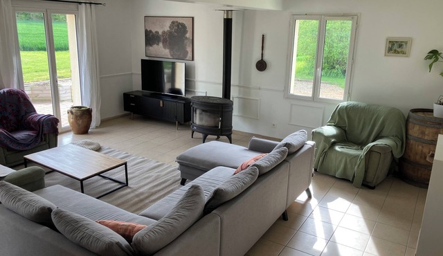 Quiet country house facing the forest, 1 hour from Paris