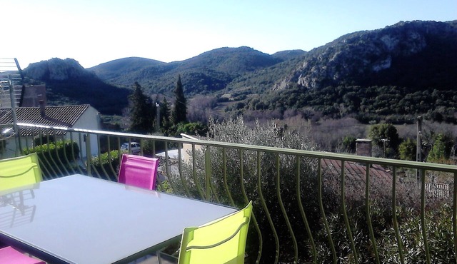 Quiet house, panoramic view, lake, green setting, hiking.