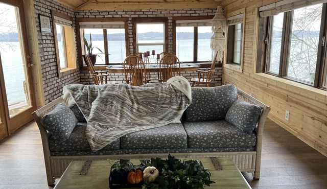 Relaxing vacation home by the river! Sleeps 10. 10% discount!