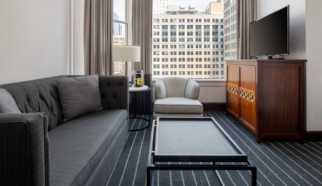 Reliance King Suite at Staypineapple, An Iconic Hotel, The Loop