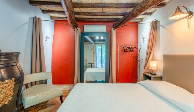 'Rouge' Room with Shared Pool, Wi-Fi & Air Conditioning