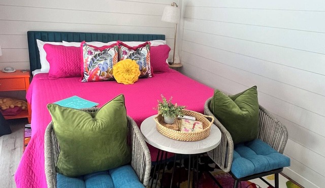 Saltwater pool, sauna, king bed