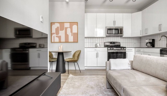 Serene Loop 1BR w/Gym, Roof & Lounge, same block as L, by Blueground