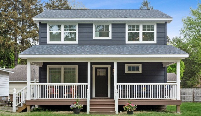 Short walk to the beach. 4 bedrooms, 4 bathrooms. 1 outdoor shower. .5acre yard