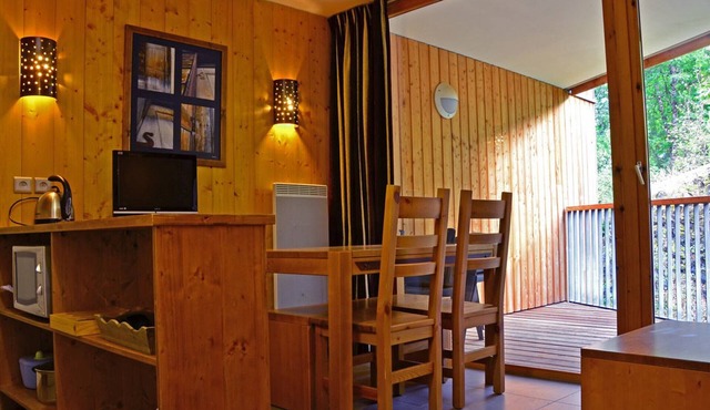 Ski-in/Ski-out Apt: Balcony, Parking, 7 Min Walk to Shops, Sleeps 4