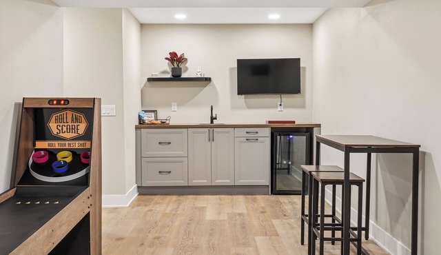 Sleeps 7 - King Suite - Wet Bar & Game Room - Fiber WiFi/Smart TVs