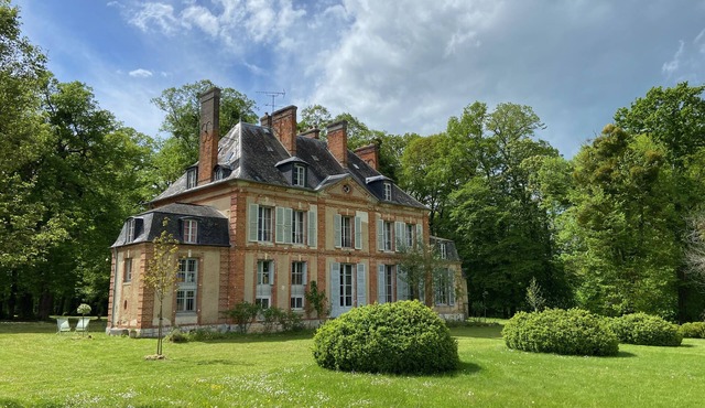 Small romantic castle 1h15 from Paris, large park with trees, near Giverny