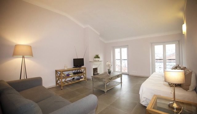 Spacious 2 bed close to sea in Nice