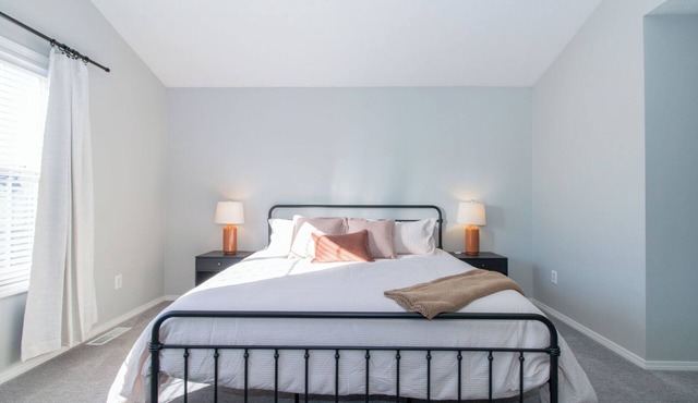 Spacious 2-bedroom townhome in welcoming Bloomington loaded with amenities!