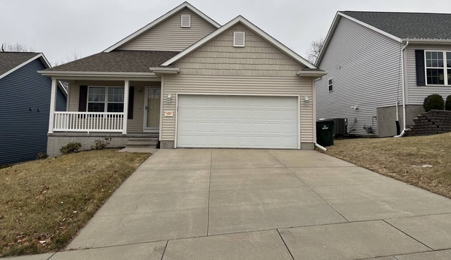 Spacious 2 bedroom 2 bath house . Quiet and friendly neighborhood in Cedar Rapids