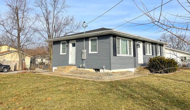 Spacious 3 bed 2 bath w/Basement yard and Office! in Cedar Rapids
