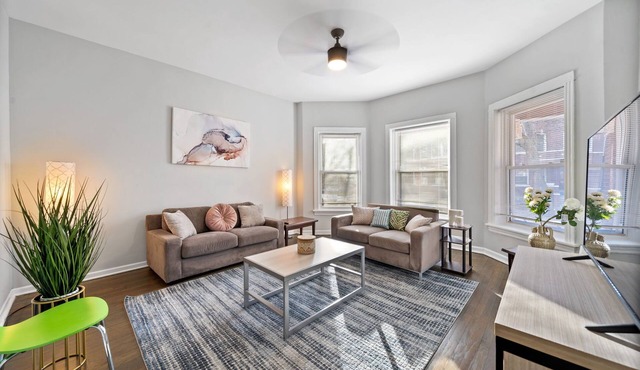 Spacious 3-bedroom apartment in cool Chicago with WiFi, AC