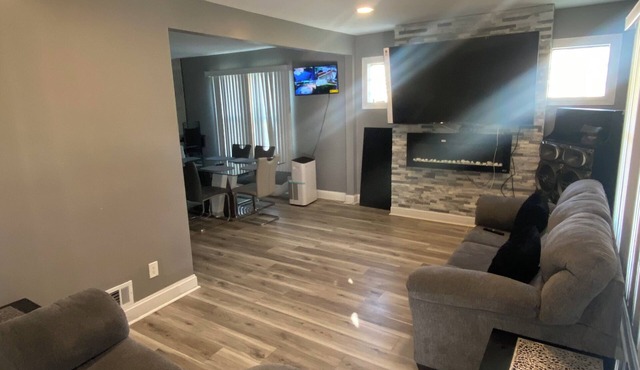 Spacious 4-bedroom house in delightful Detroit with WiFi, AC