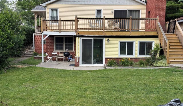 Spacious 5-bedroom lake house in enchanting South Lyon near Ann Arbor Kensington