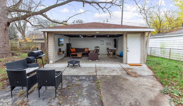 Spacious 5-bedroom house in delightful Lincoln Park with AC