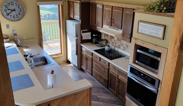 Spacious 5 beds,2 full baths Golf, ski, Sleeps 7, KING bed, Wi-Fi close to Lakes