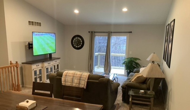 Spacious condo w/game room 5 minutes from the airport 15 minutes from everywhere