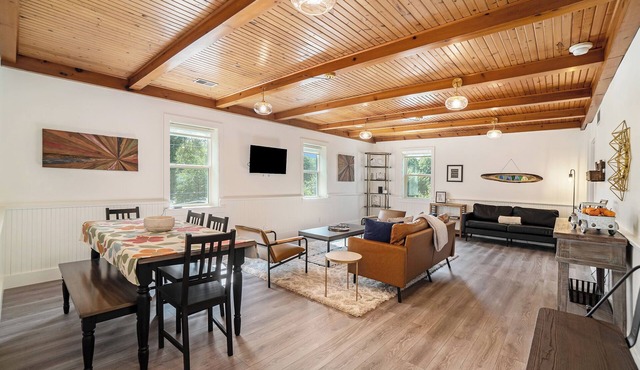 Spacious downtown apartment with parking