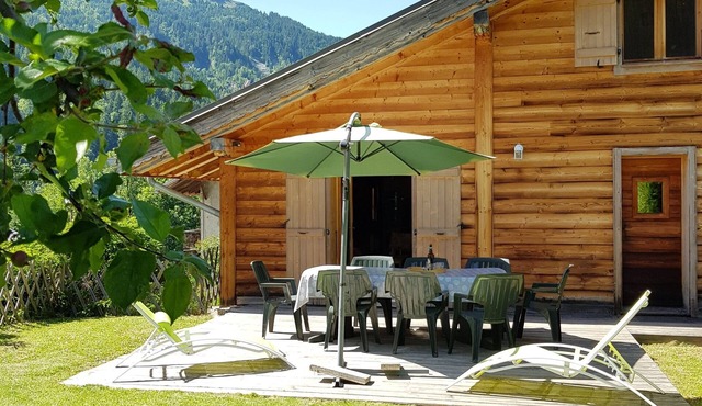Spacious family chalet for 10, with mountain views & sunny garden