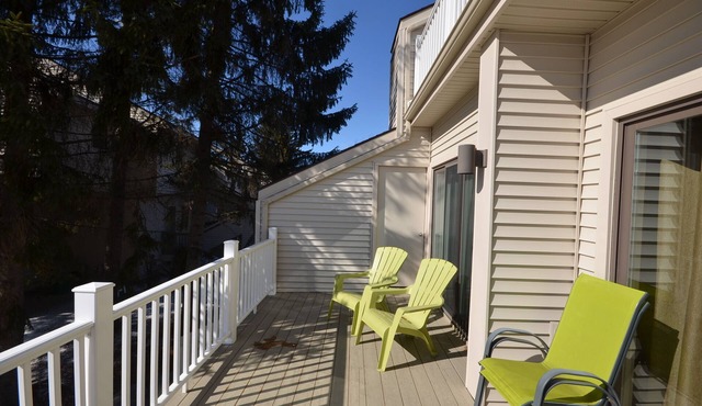 Spacious golf course condo near Traverse City. Air conditioning.