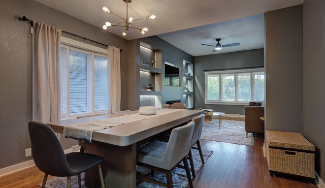 Spacious house, 8 mins downtown Sleeps 8 guests. Backyard