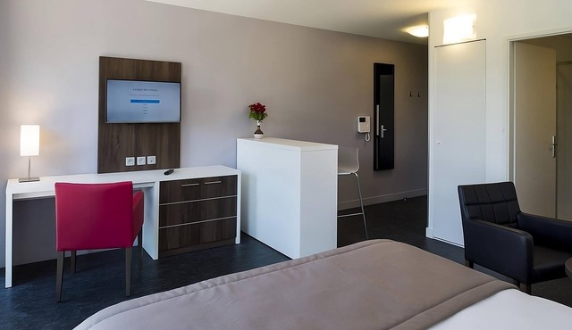 Spacious, Modern Stay Ideal for Academic Dijon Visits | Suite w/Kitchenette