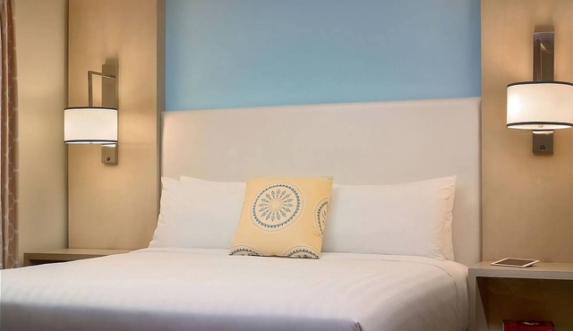 Spacious Suites with Swimming Pool, Short Drive to West Meadows Ice Arena!