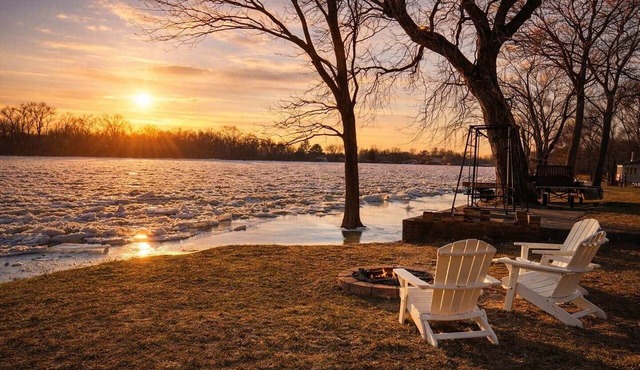 Spring River Escape Waterfront Sunsets + Firepit