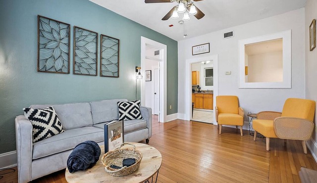Steps from Downtown~King Bed~UPSTAIRS~Cozy Stay in Eustis