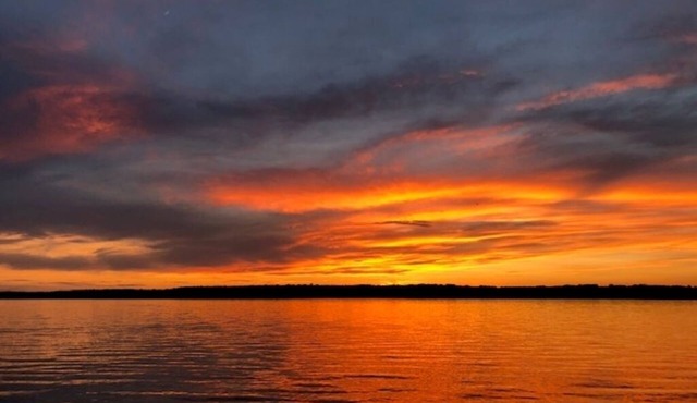 Storybook Sunset Cottage on White Lake. Excellent Location. Dock & Kayaks.