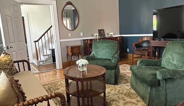 Storyteller Manor - Historic beautiful large house in quaint downtown Oregon, IL