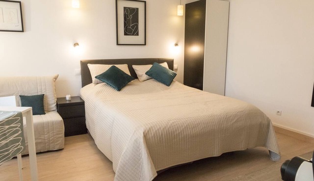 Studio 21-Studio-Apartment-Ensuite with Bath-Garden view