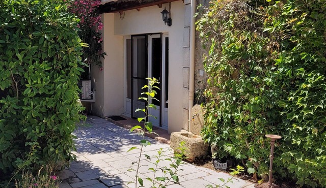 Studio apartment in a Provençal farmhouse.